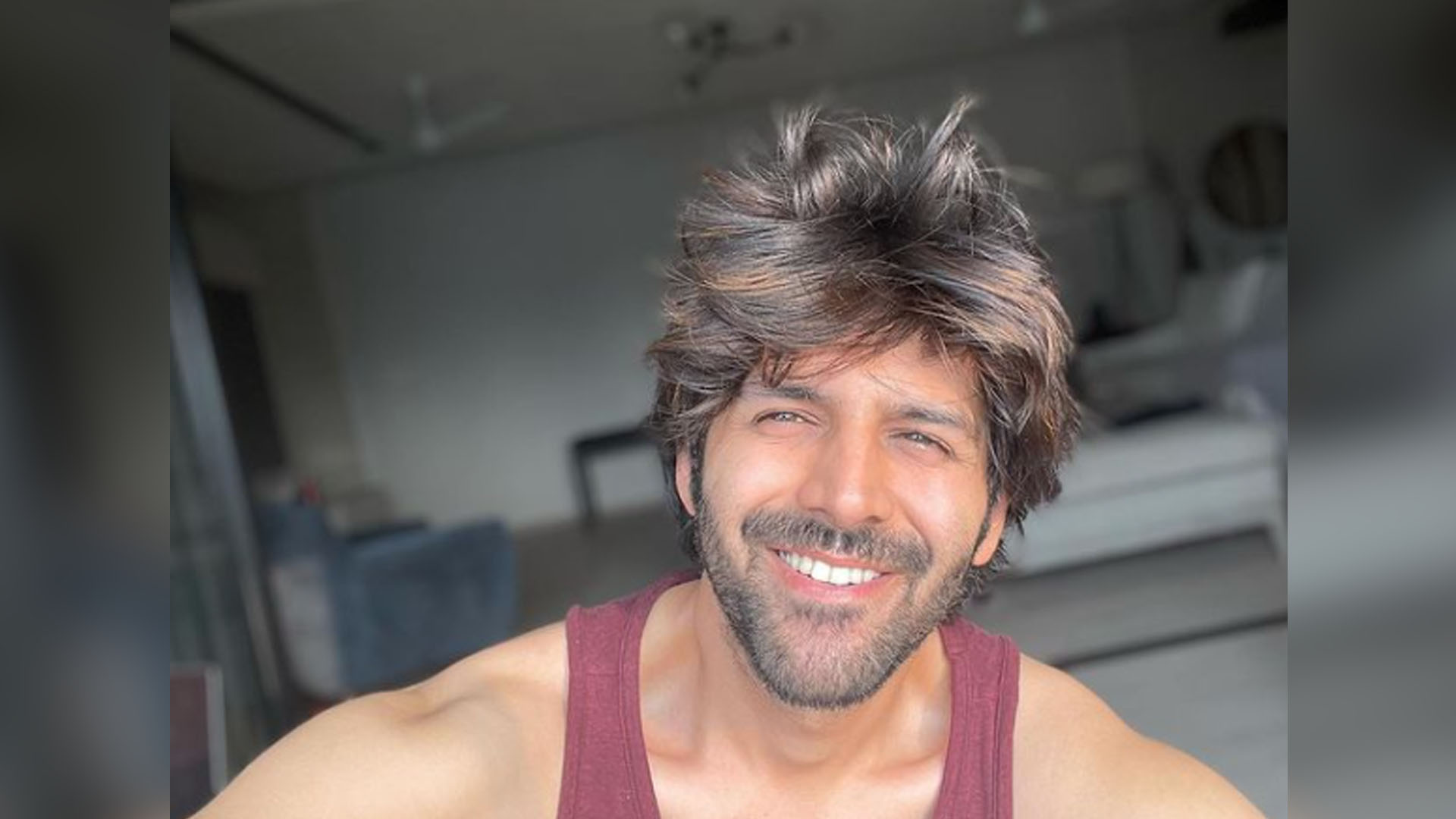 Kartik Aaryan sets the weekend mood right with an adorable selfie!