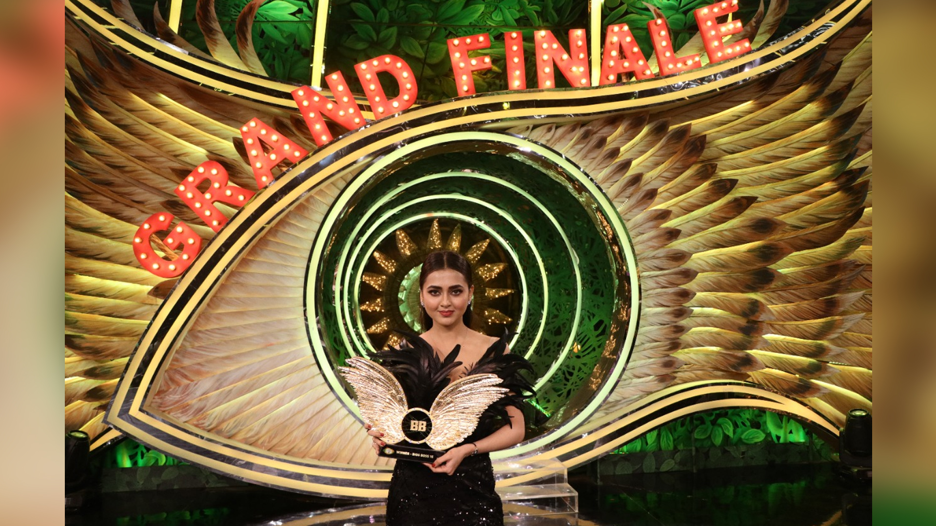 Tejasswi Prakash wins Bigg Boss 15! Proudly lifts the gold studded trophy!