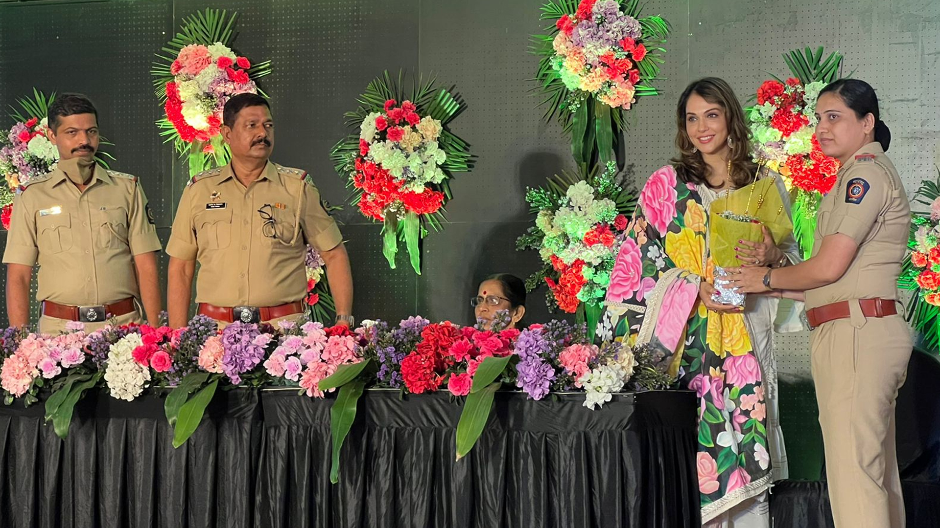 Isha Koppikar celebrates Women’s Day with female cops,felicitates them for their brave work