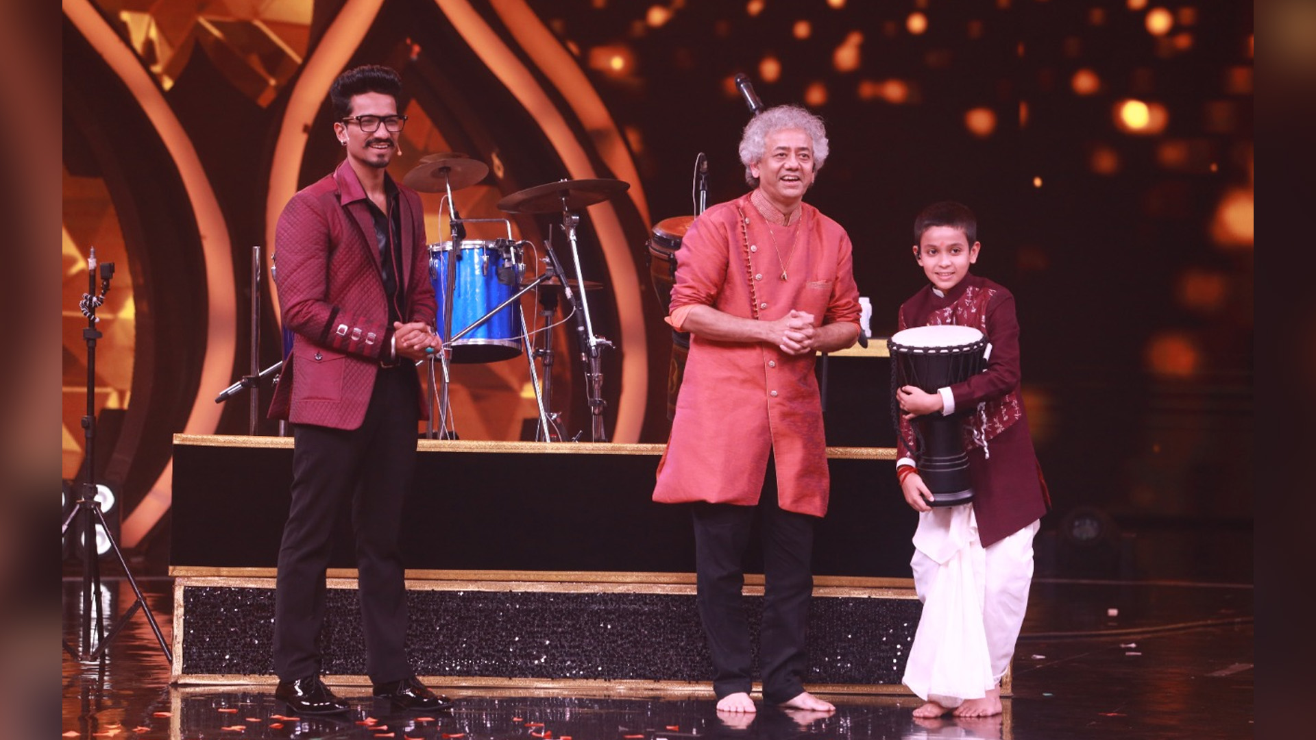 Maestro of tabla world, Ustaad Taufiq Qureshi gifts his family’s heirloom instrument to flautist Anirban on COLORS’ ‘Hunarbaaz Desh Ki Shaan’!