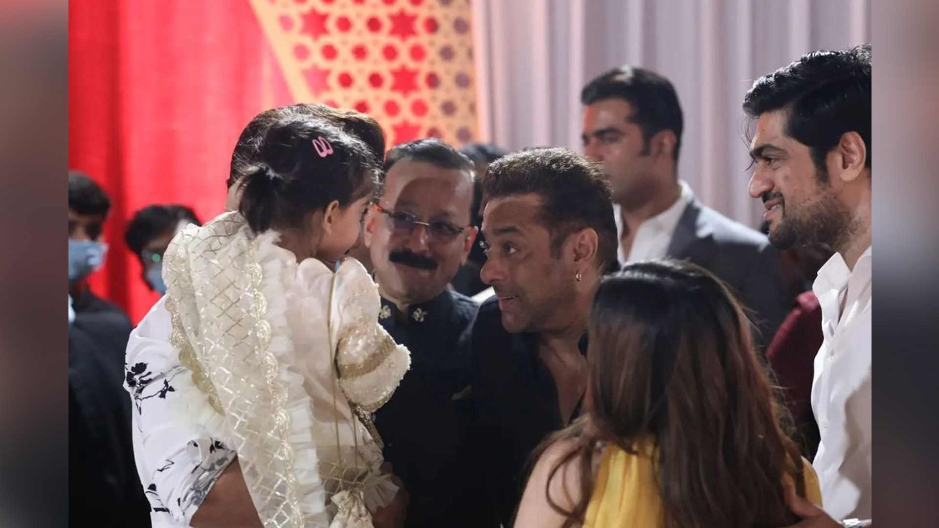 Actor Salman Khan playing with Tara Jay Bhanushali will be the most cutest thing that you will see in the internet today!