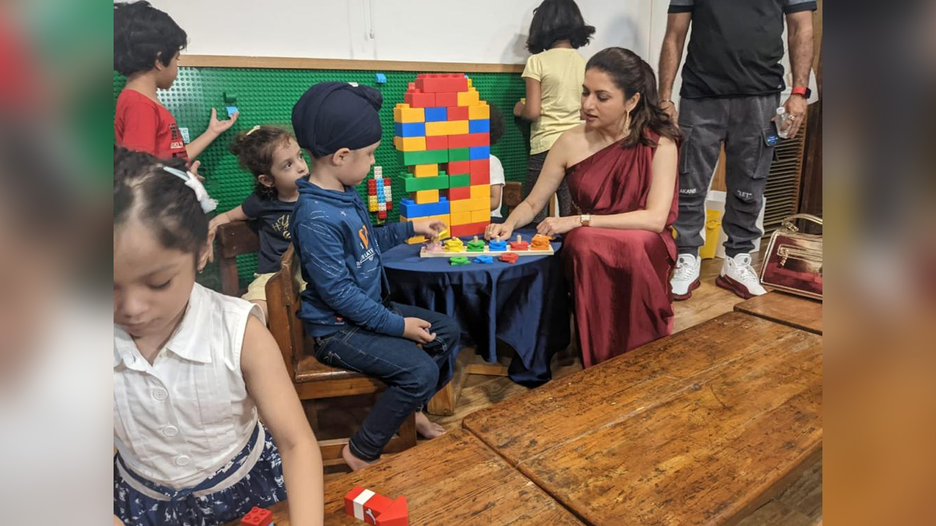 Actress Bhagyashree interacts with school kids; bats for reforms in the education system.