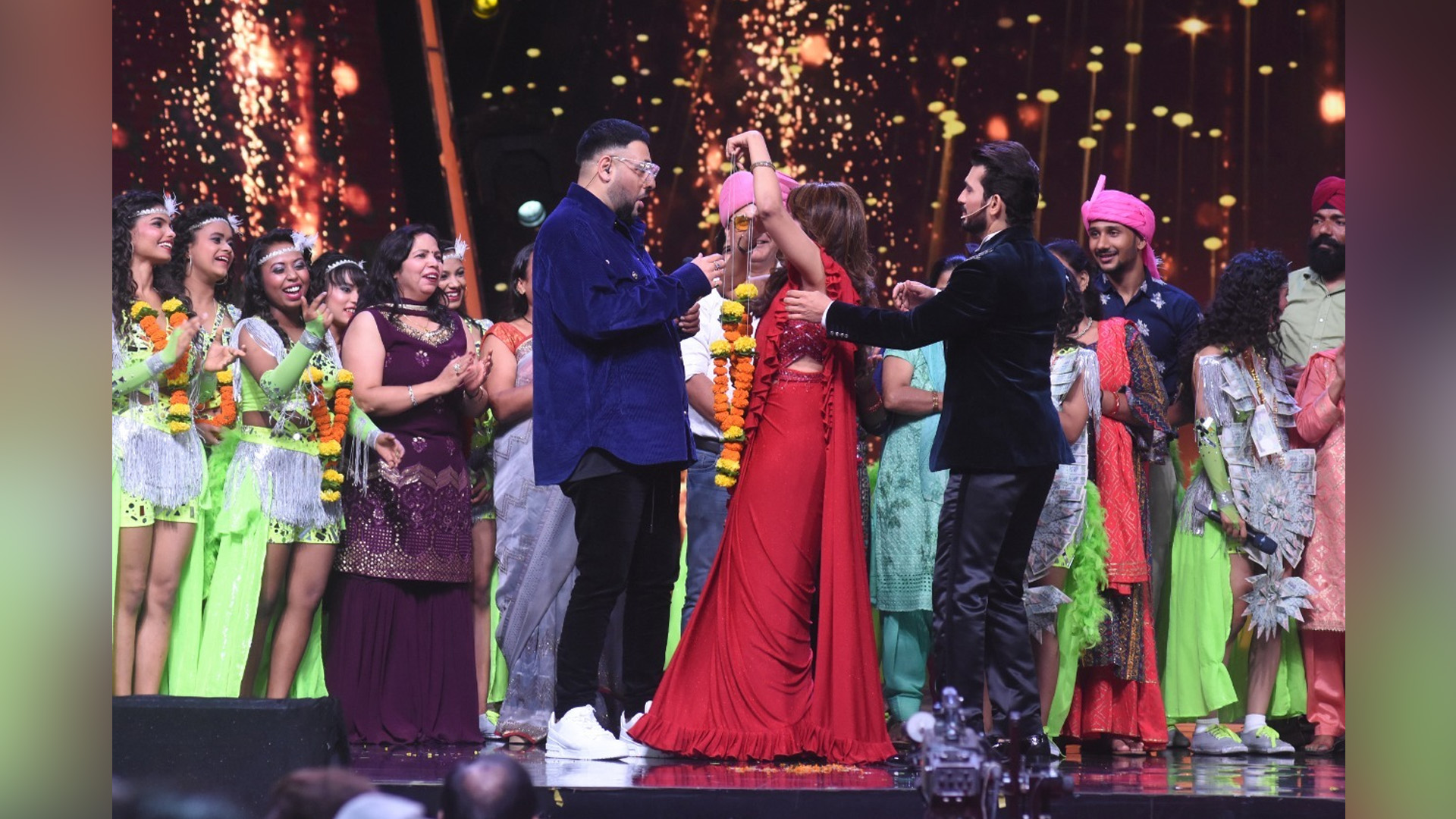 Sugandha Mishra gifts a “varmala” to Badshah at The Grand Finale of India’s Got Talent!?