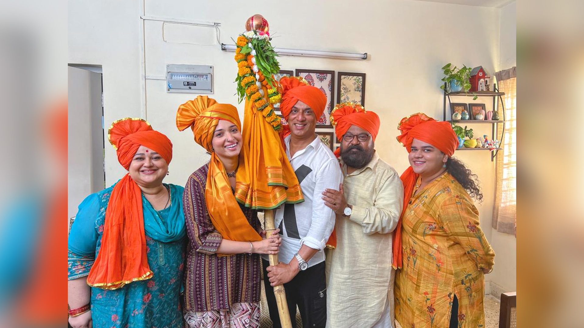 Director Madhur Bhandarkar and his Babli Bouncer Tamannah Bhatia celebrate the auspicious festival of Gudi Padwa on the sets!