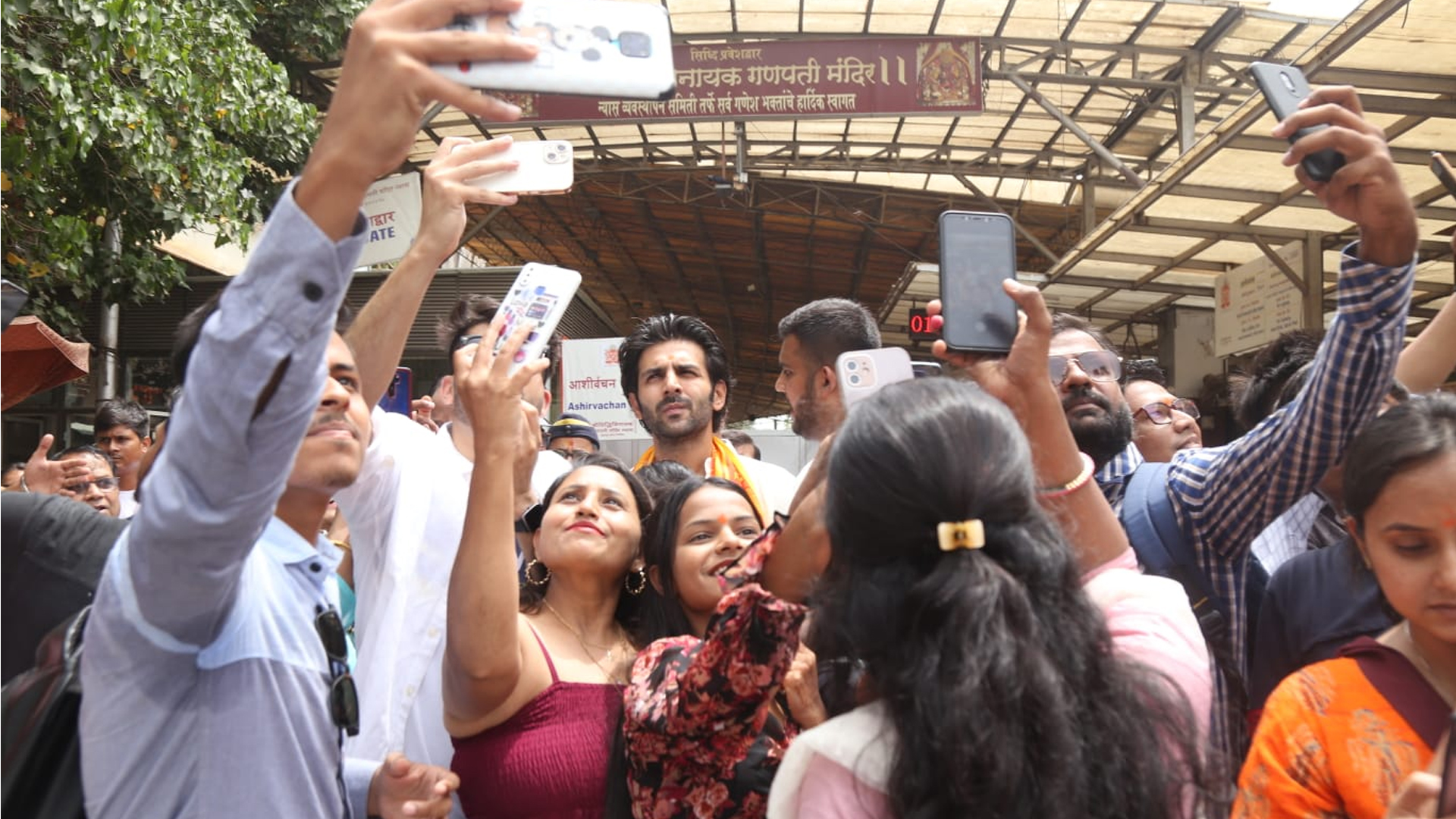 Kartik Aaryan Visits Siddhivinayak to Seek Blessing for the Success of Bhool Bhulaiyaa 2, keeps up with his tradition!