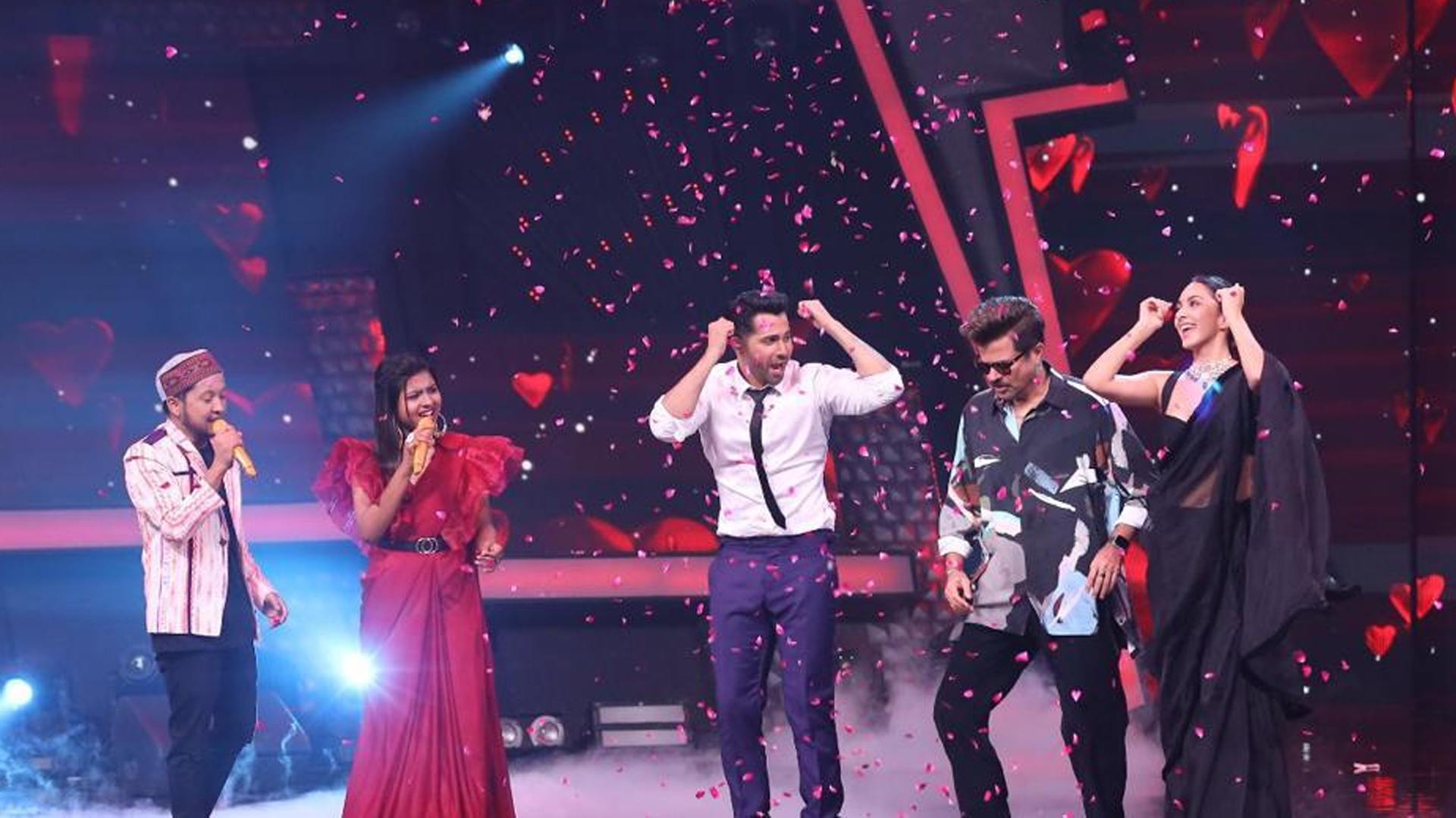 Jug Jugg Jeeyo’s cast Varun Dhawan and Kiara Advani get everybody grooving to their song ‘Rangi Saari’ on Superstar Singer 2