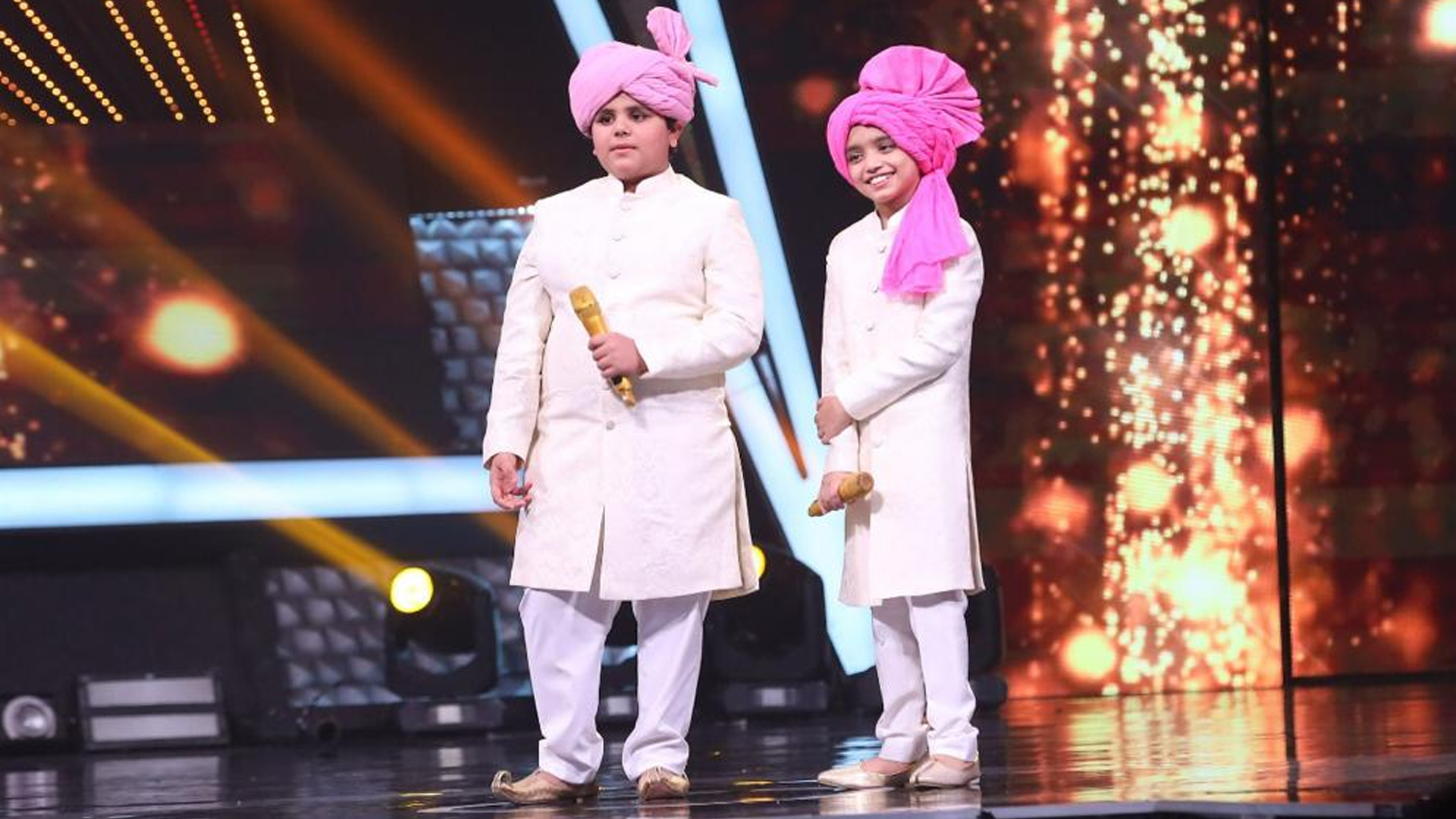 Contestants Pratyush and Rohan win hearts as they don Big B’s Namak Halal look on Sony TV’s Superstar Singer 2