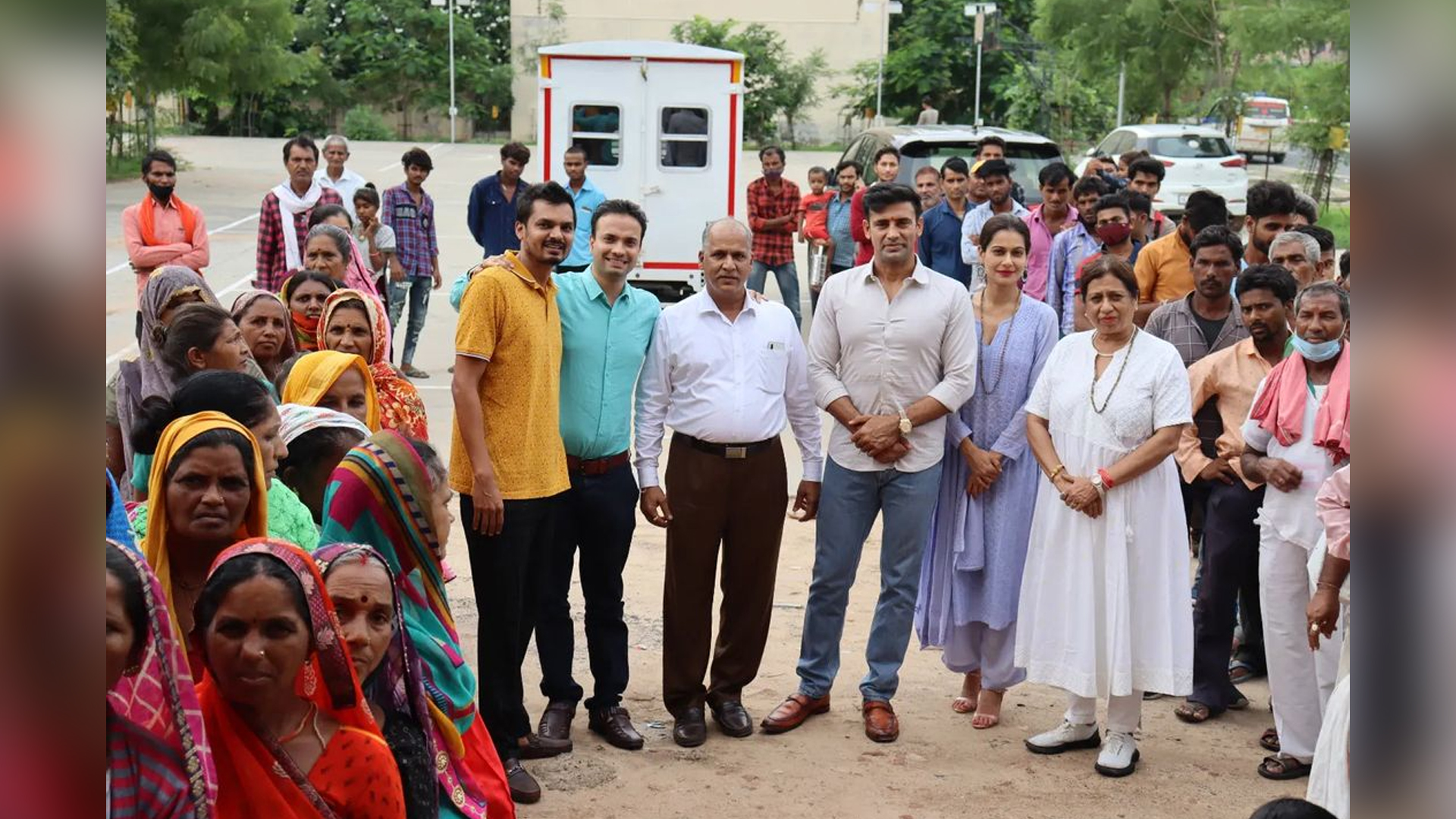 Birthday celebration of Sangram Singh with needy patients’ relatives in Ahemdabad