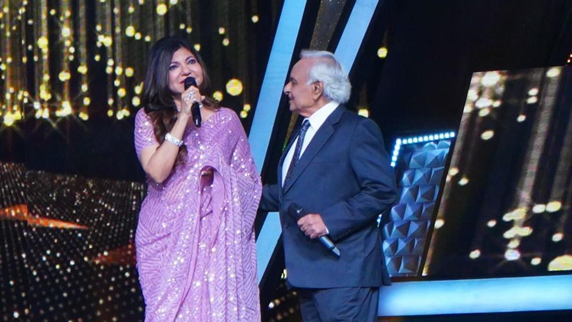 Superstar Singer 2 presents ‘Lifetime Achievement Award’ to judge Alka Yagnik, leaving her emotional in the Grand Finale episode