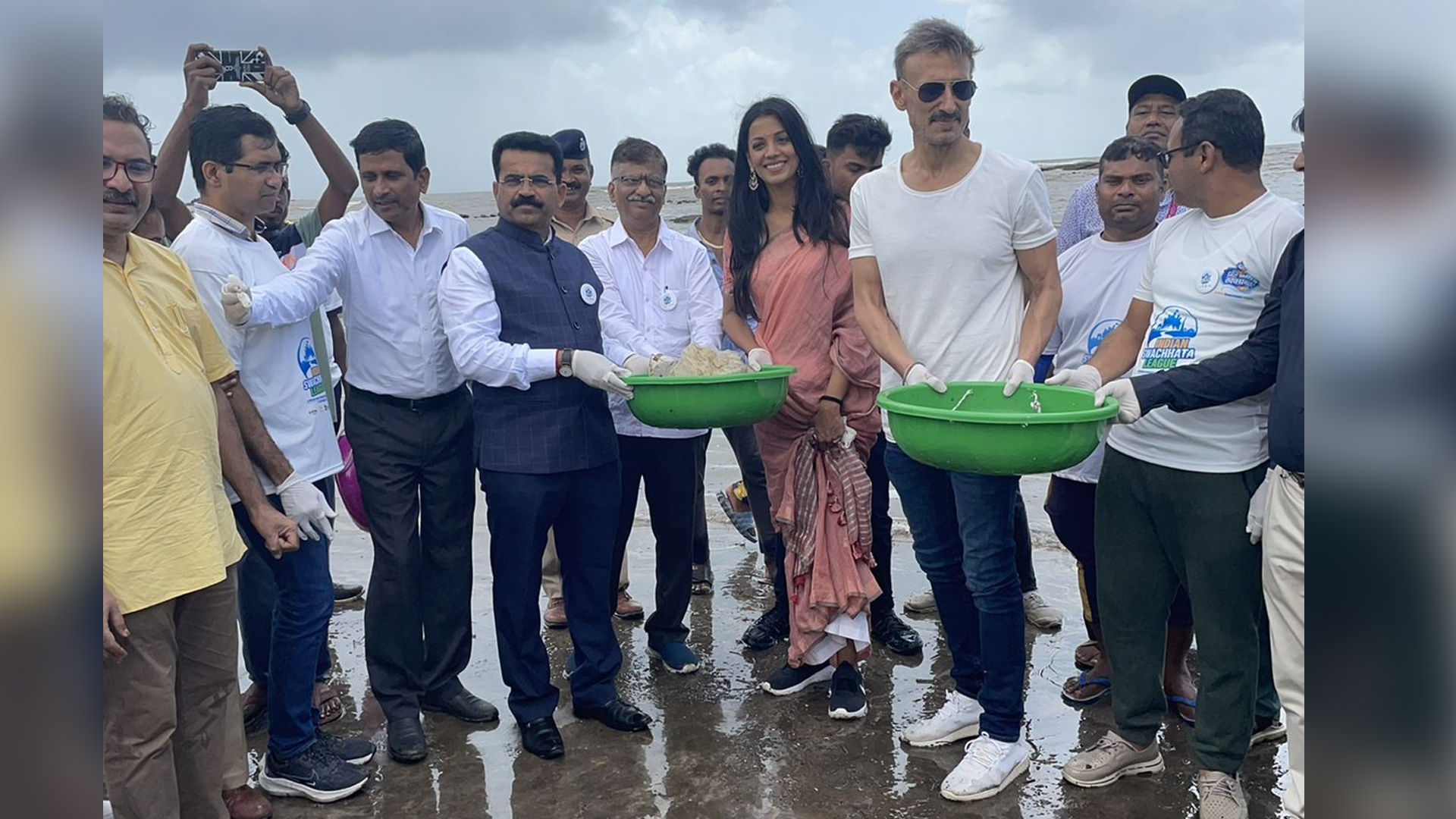 Rahul Dev and Mugdha Godse Carry forward “Swachchata Abiyaan” as Ambassadors in parts of Mumbai