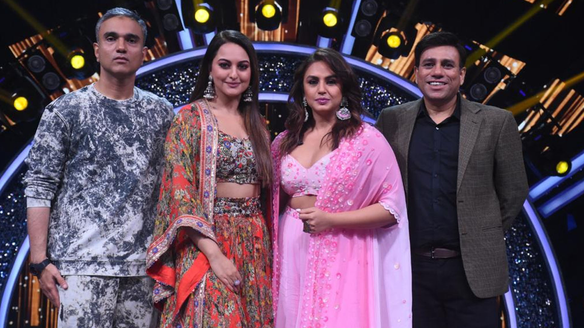 Love is in the air! Witness Sonakshi Sinha*and *Huma Qureshi teach contestant Chirag Kotwal from Jammu & Kashmir some cute ways of proposing to a girl on Sony Tv’s Indian Idol 13 this Sunday at 8:00 PM.