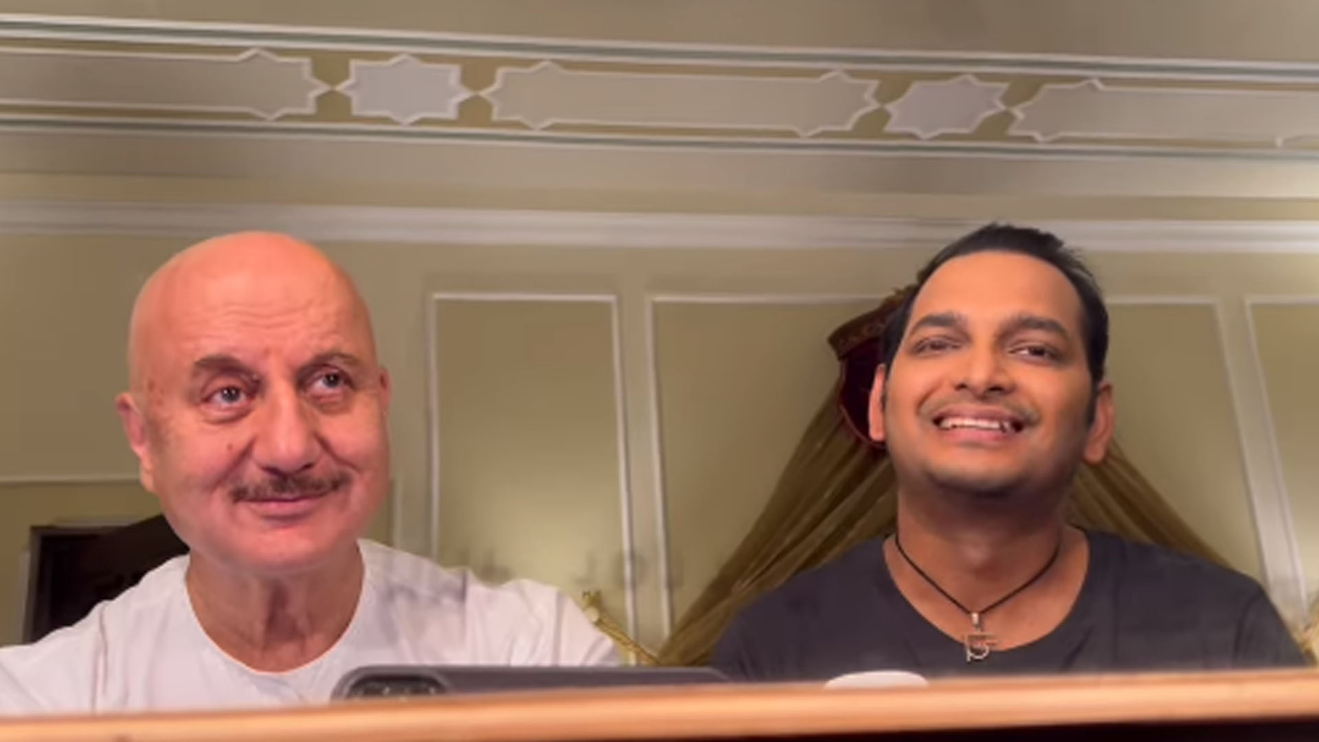 Anupam Kher heaps praises on Paritosh Tripathi’s poetry on RK Studios – watch video