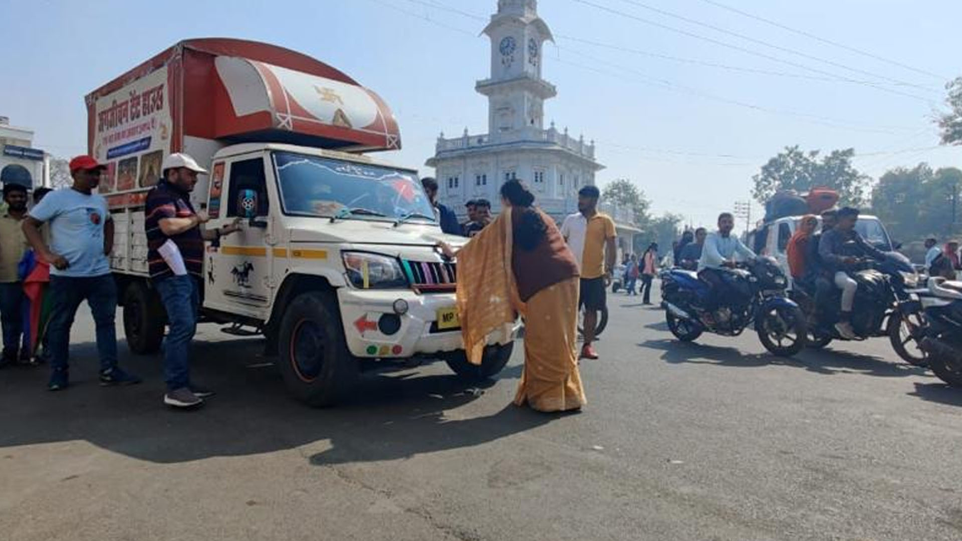 The cast of Star Bharat’s upcoming show ‘Aashao Ka Savera…Dheere Dheere Se’ visits Ujjain city for their shoot.