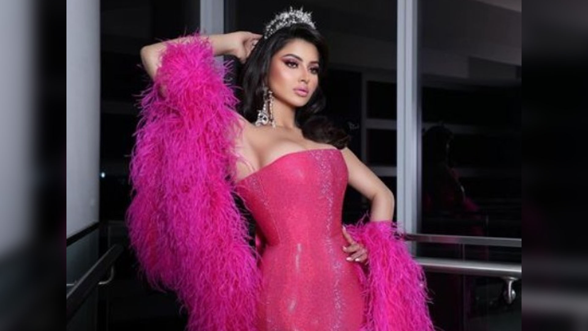 Urvashi Rautela’s 50 lakh pink Rose look for Film fare awards Middle East is wow fans say’ she is looking like Kylie Jenner