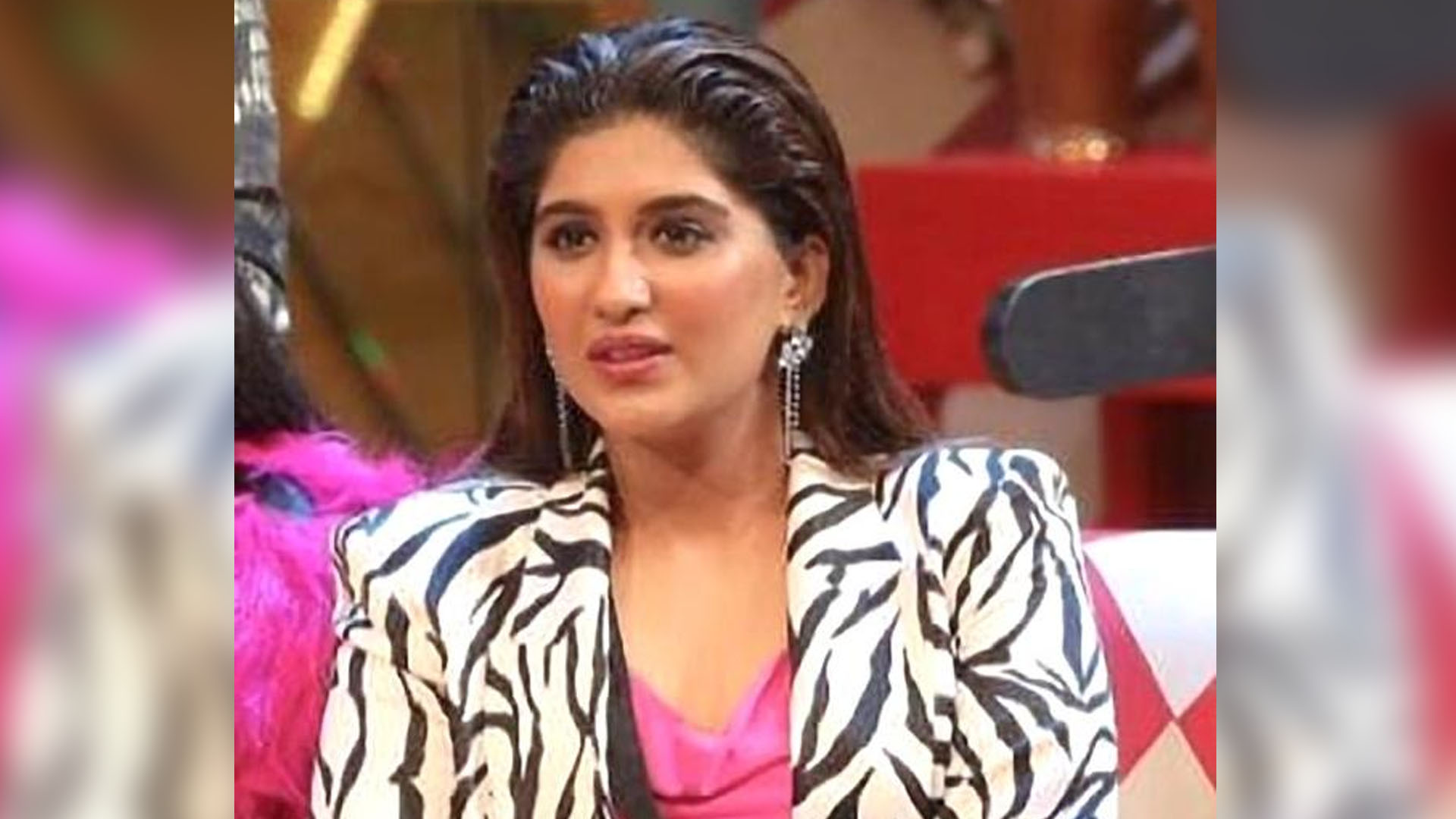 Nimrit gets hurt ,Despite repeated warnings by Bigg Boss himself & even her own team mates, Archana stoops down to the lowest levels & tries to settle personal scores with Nimrit