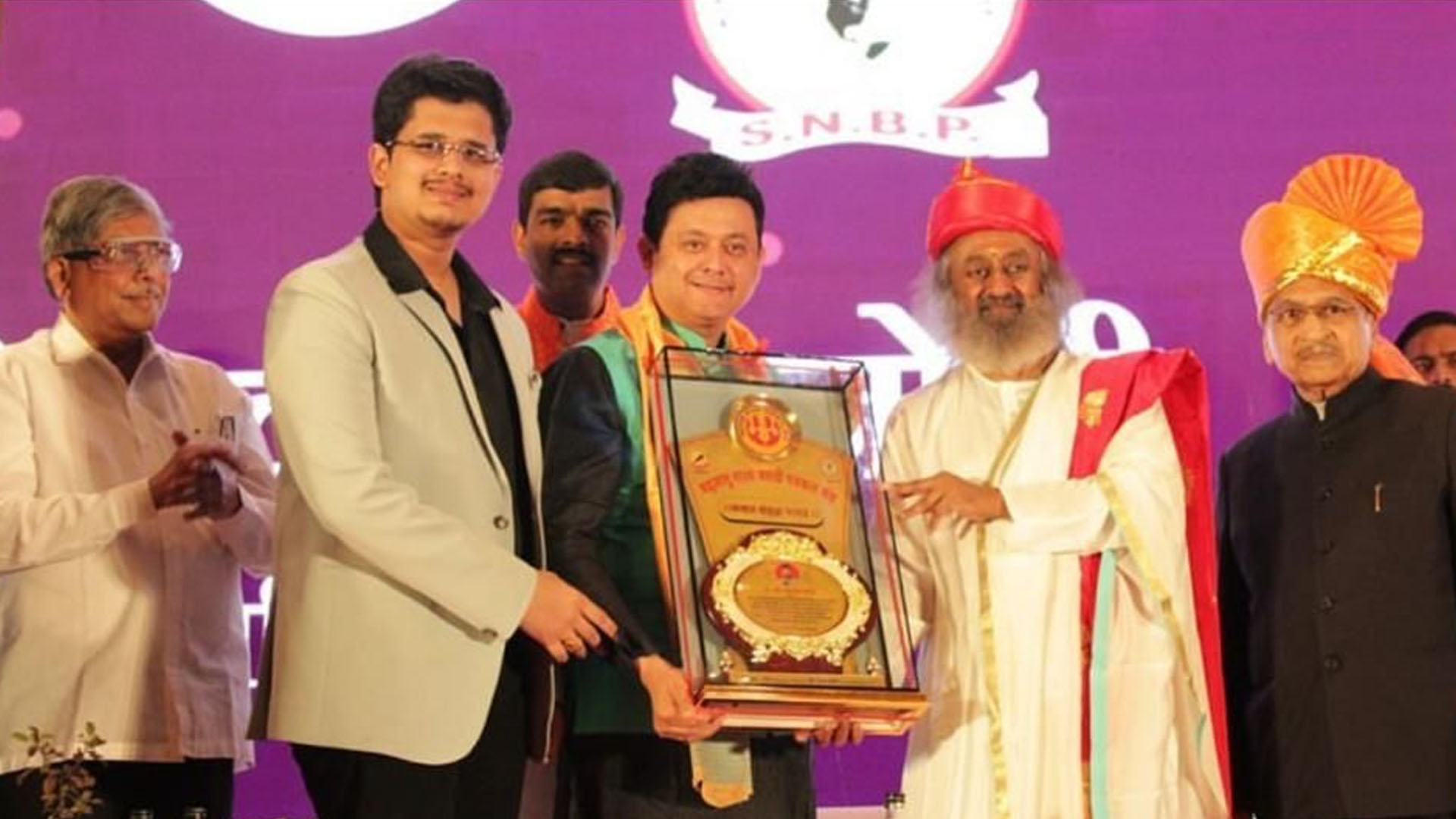 Swapnil Joshi Recieved An Award by Shri Shri Ravi Shankar For his Contribution to Marathi Cinema