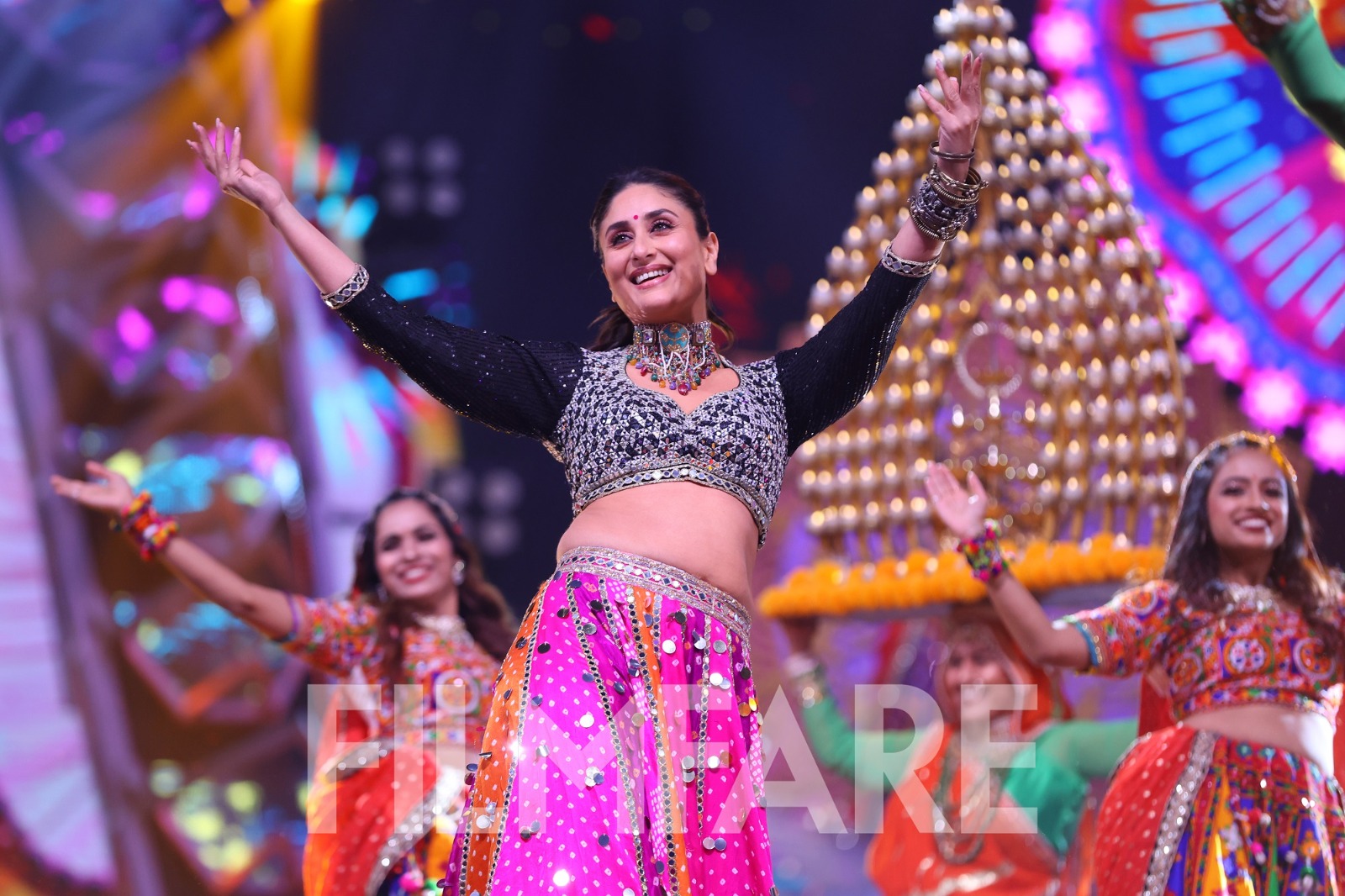 Watch Kareena Kapoor Khan’s Dhamakedaar performance at the 69th Filmfare Awards 2024 on Zee TV