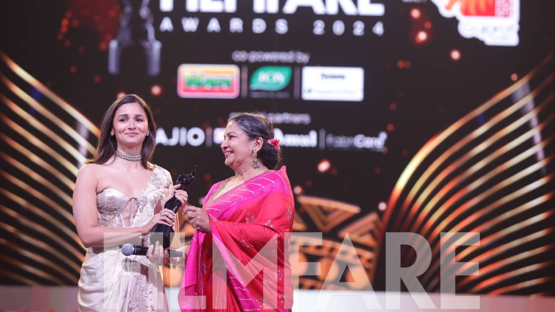 Alia Bhatt gives an emotional acceptance speech on winning the Black Lady for Best Actor (Female), credits Ranveer Singh and Karan Johar, watch it on Zee TV!