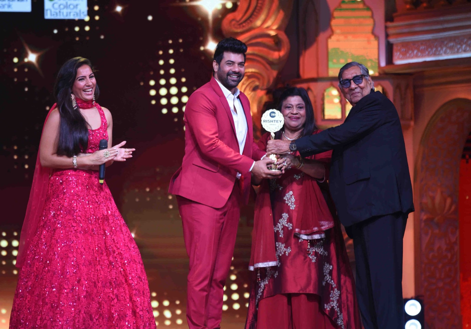 Zee Rishtey Awards celebrates Shabir Ahluwalia’s 25 years in the industry!