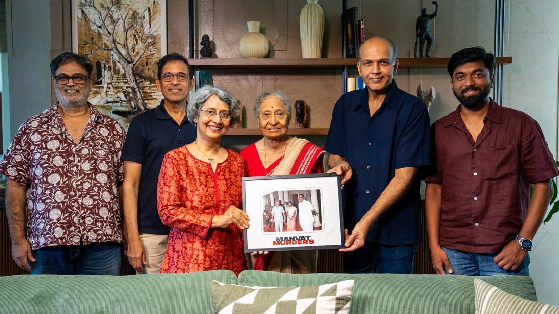 Manvat Murders team honours legacy: Ashutosh Gowariker, Ashish Bende, and Girish Joshi visit the Kulkarni family!