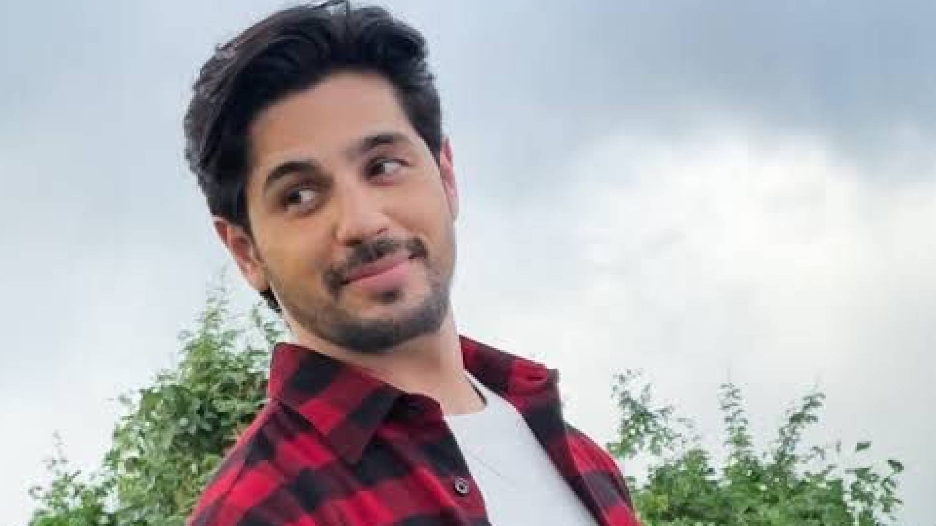 Sidharth Malhotra Hits the Road with Kishore Kumar’s Classics on Repeat