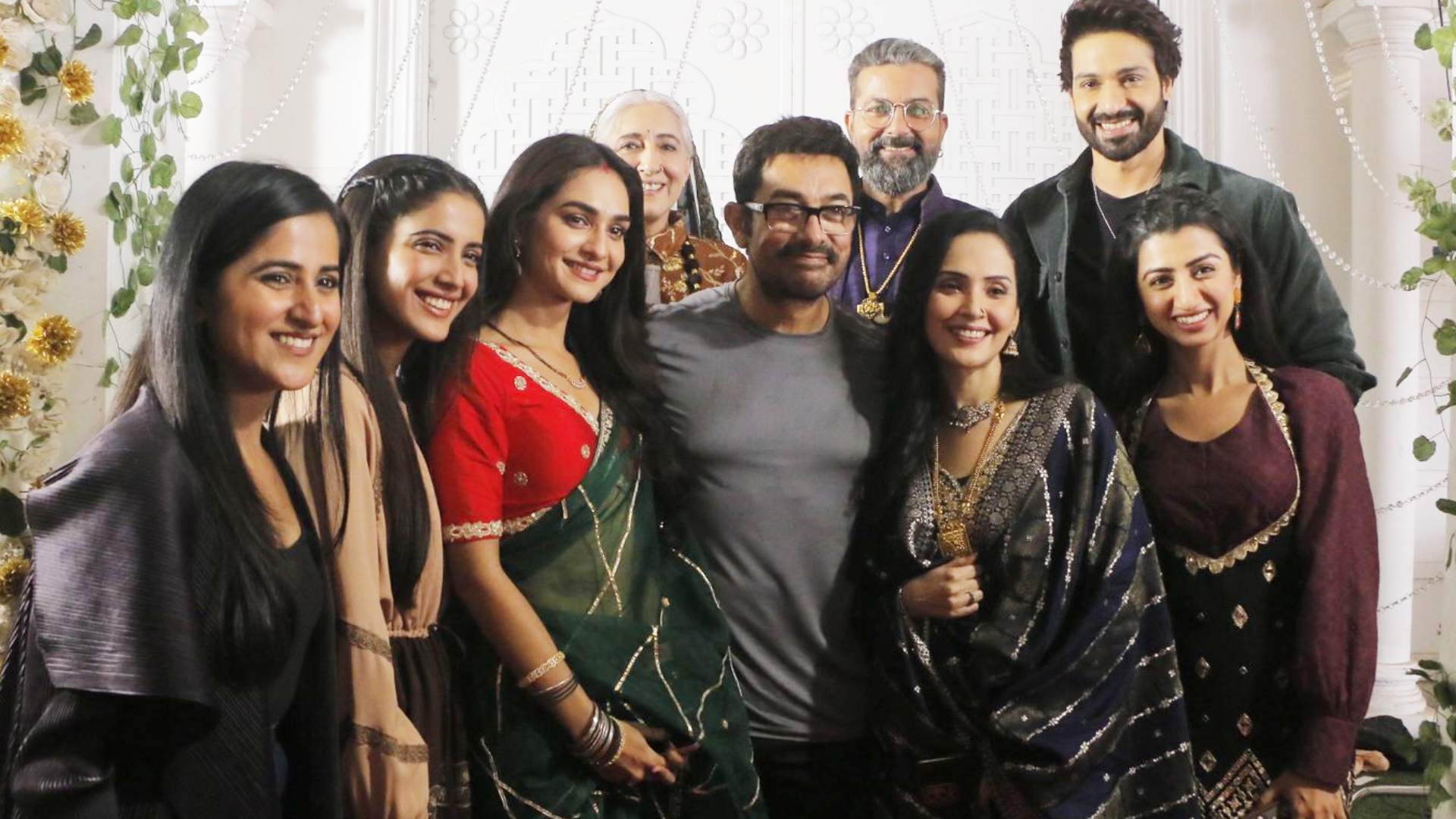 Superstar Aamir Khan Visits The Sets Of Star Plus Show Deewaniyat, Meets Sister Nikhat Khan and The Cast Of The Show! Details Inside-