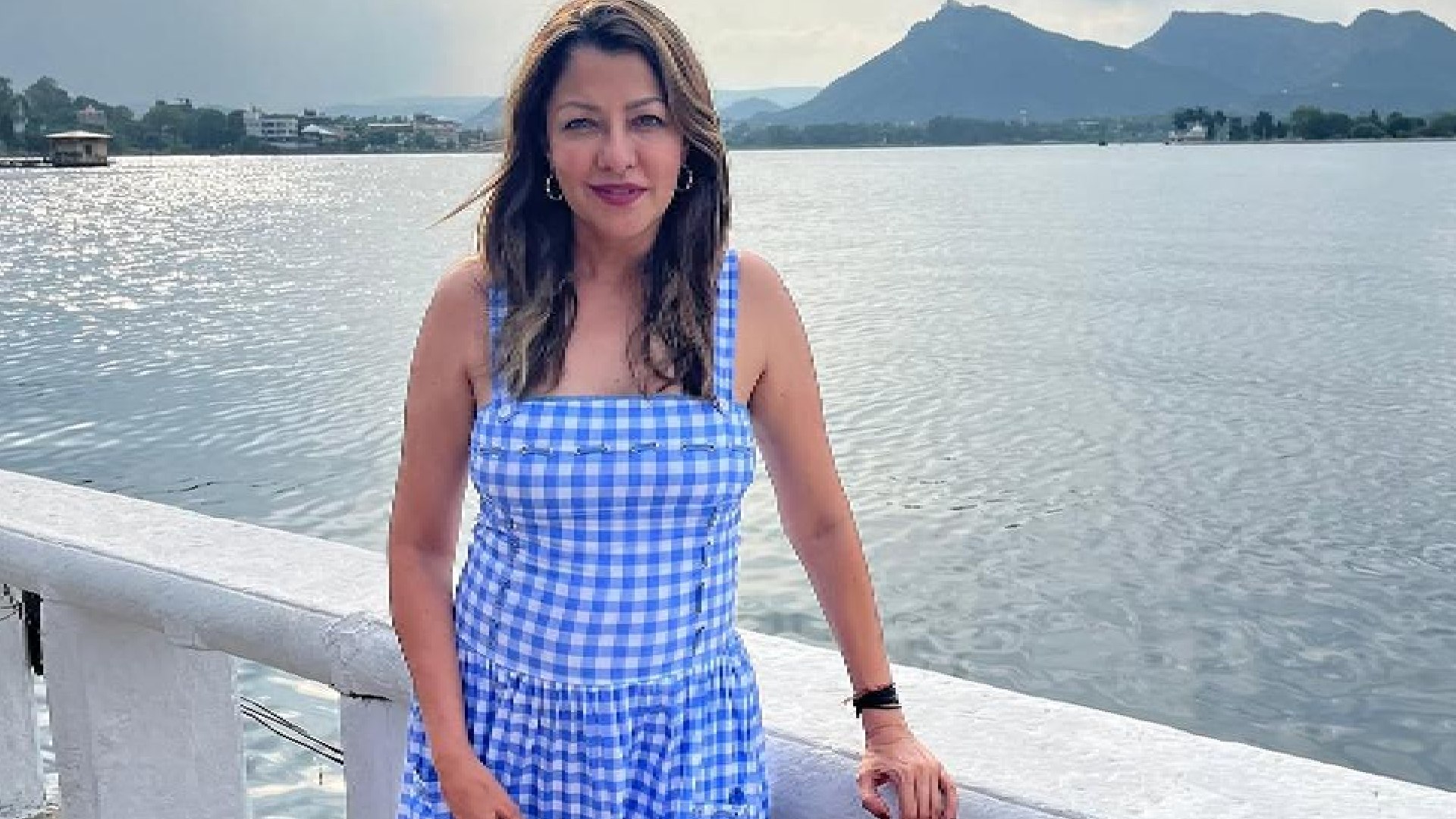 Aditi Govitrikar looks captivating as she radiates captivating aura in these gorgeous snaps, looks ahead at 2025 in style