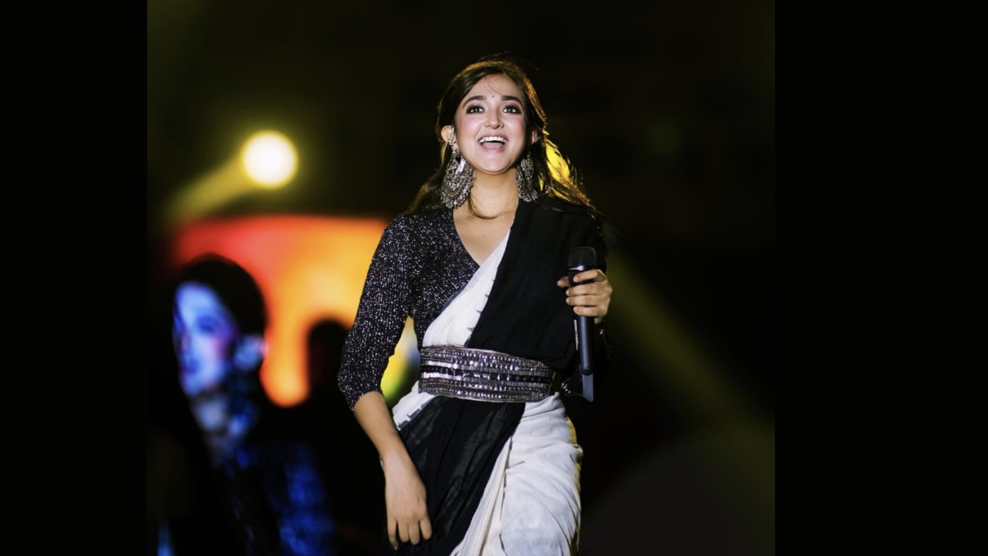 Monali Thakur Captivates Kanpur with Her Power-Packed Performance and Elegant Style!